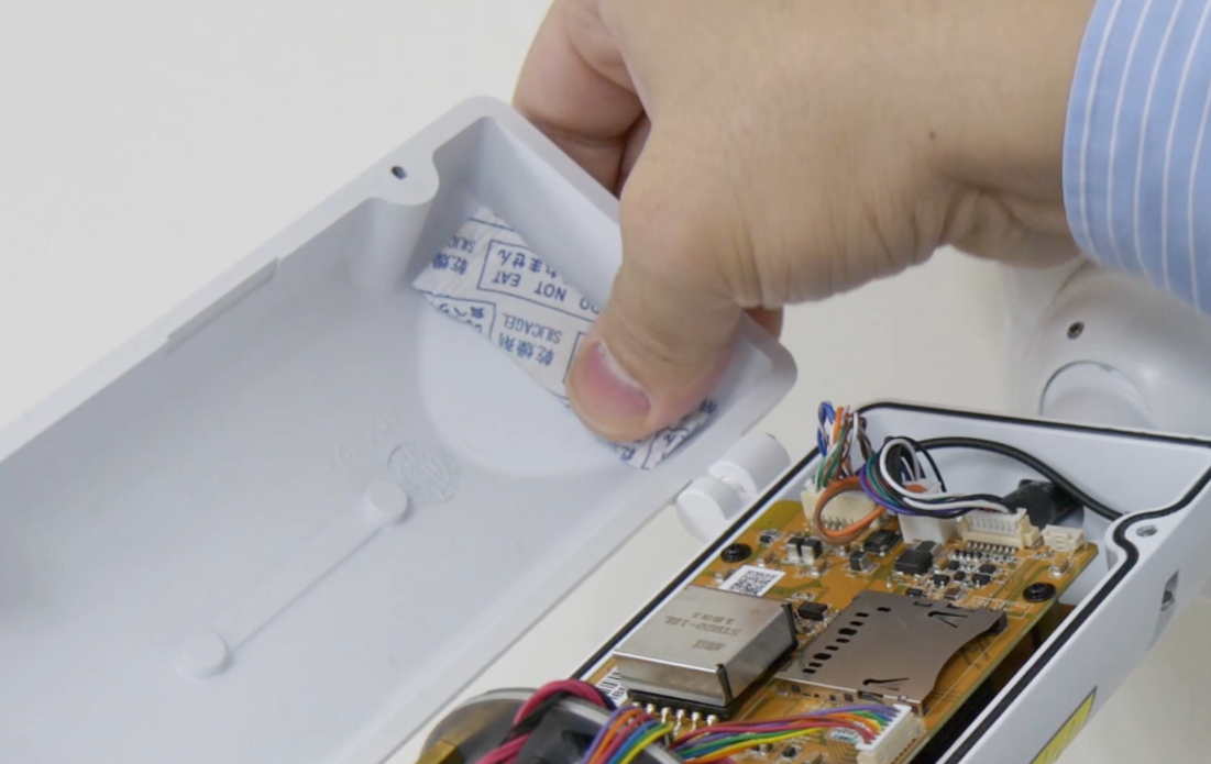 [All cameras] How to change the desiccant bag in Bullet Series cameras